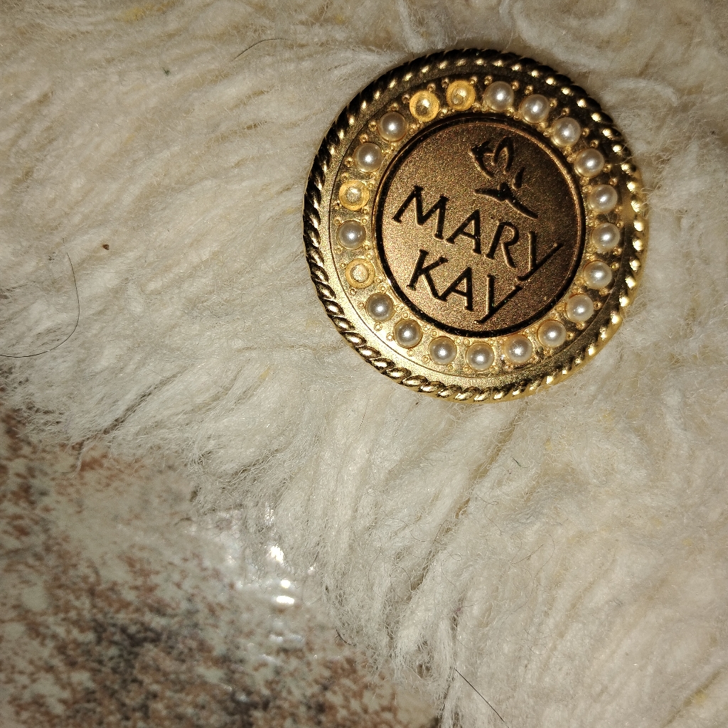 Mary Kay Gold Tone Consultant Brooch Pin With Pearl Like Beads Some Are Missing 15$